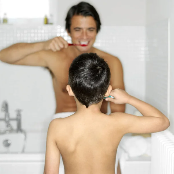 Vater Und Sohn Beim Gemeinsamen Zähneputzen — Stockfoto