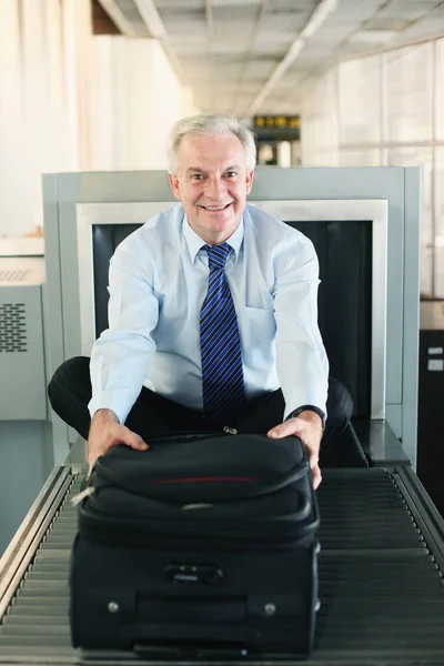 Empresario Sentado Cinta Transportadora Del Aeropuerto — Foto de Stock