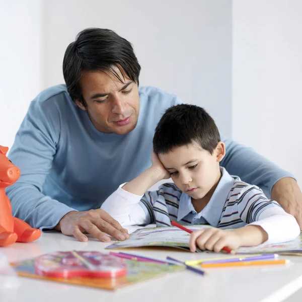 Père Regardant Son Fils Faire Ses Devoirs — Photo