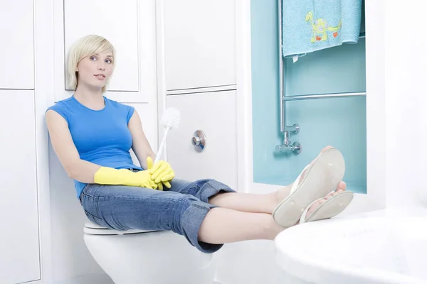 Woman Resting Her Legs Bathtub While Holding Cleaning Brush — Stock Photo, Image