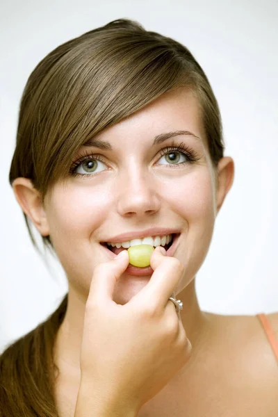 Κορίτσι Τρώει Πράσινο Σταφύλι — Φωτογραφία Αρχείου
