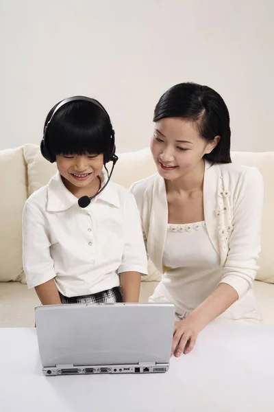 Jongen Met Microfoon Headset Met Laptop Vrouw Kijken — Stockfoto