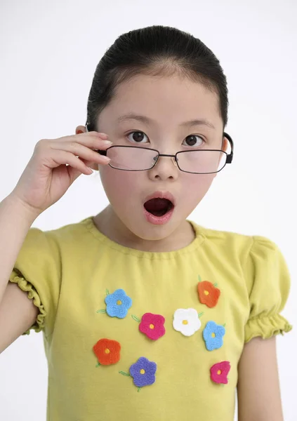 Menina Vestindo Óculos Olhar Chocado — Fotografia de Stock