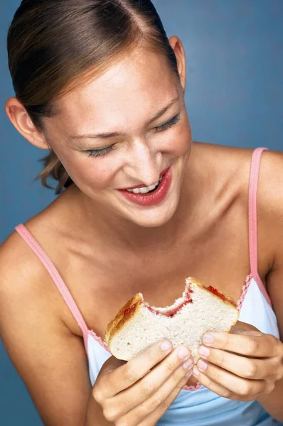 Genç Bir Kadın Elinde Sandviç Tutuyor — Stok fotoğraf