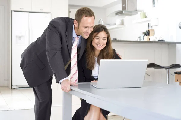 Empresária Trabalhando Laptop Com Homem Negócios Olhando — Fotografia de Stock