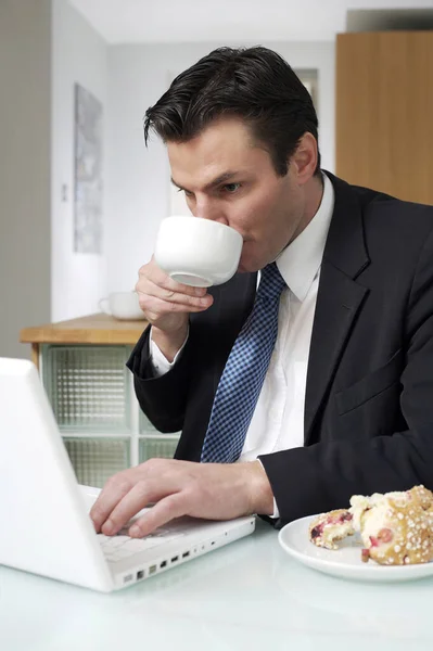 Zakenman Drinken Van Koffie Tijdens Het Gebruik Van Laptop — Stockfoto