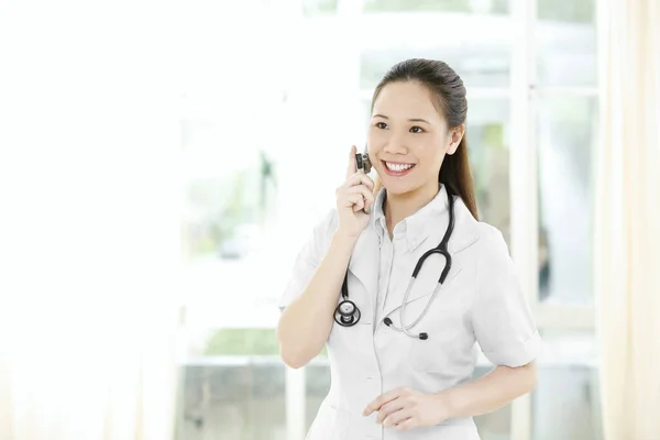 Medico Donna Che Parla Telefono — Foto Stock