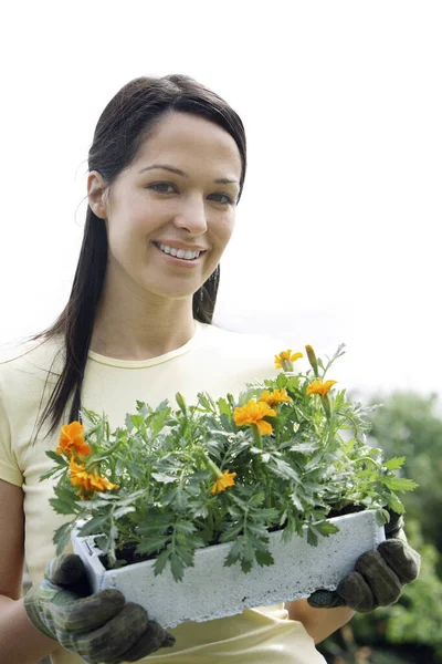 Mulher Com Luvas Jardinagem Segurando Vaso Flores — Fotografia de Stock