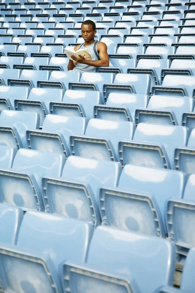Homme Assis Parmi Les Rangées Sièges Bleus Dans Stade Livre — Photo