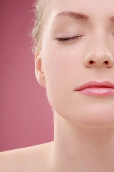 Mujer Cerrando Los Ojos — Foto de Stock