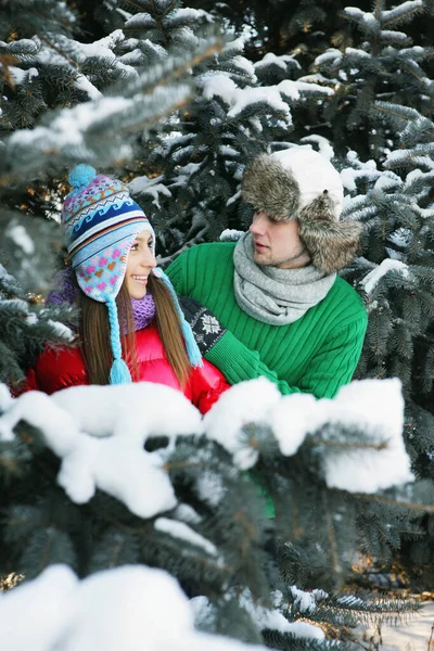 Mann Und Frau Schauen Einander — Stockfoto