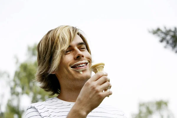 Молодой Человек Ест Мороженое — стоковое фото