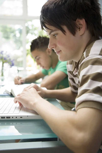 Jongen Schrijven Een Andere Jongen Met Laptop — Stockfoto