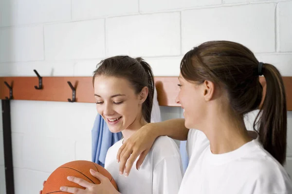 Ragazze Che Chattano Nello Spogliatoio — Foto Stock