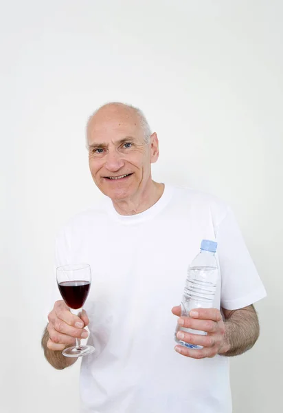 Senior Man Met Een Glas Wijn Aan Ene Kant Flessenwater — Stockfoto