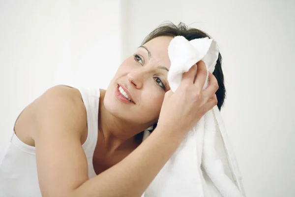 タオルで汗を拭く女 — ストック写真