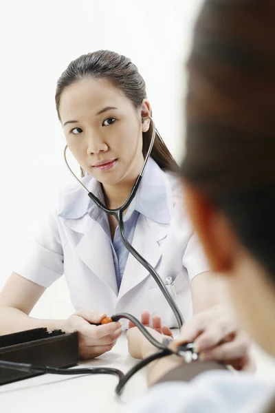 Ženský Lékař Kontroluje Krevní Tlak Pacientky — Stock fotografie