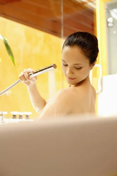 Mujer Lavándose Bañera —  Fotos de Stock