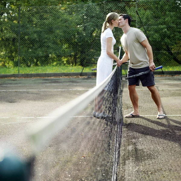 Couple Kissing Tennis Court — Stock Photo, Image