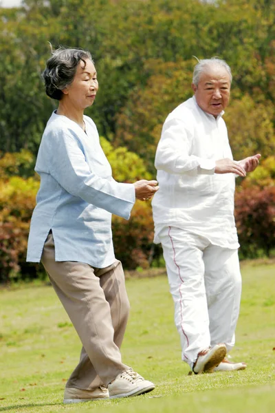 Anciano Una Mujer Practicando Tai Chi — Foto de Stock