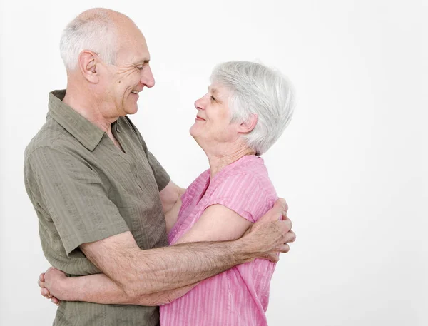 Uomo Donna Anziani Che Sorridono Abbracciando — Foto Stock