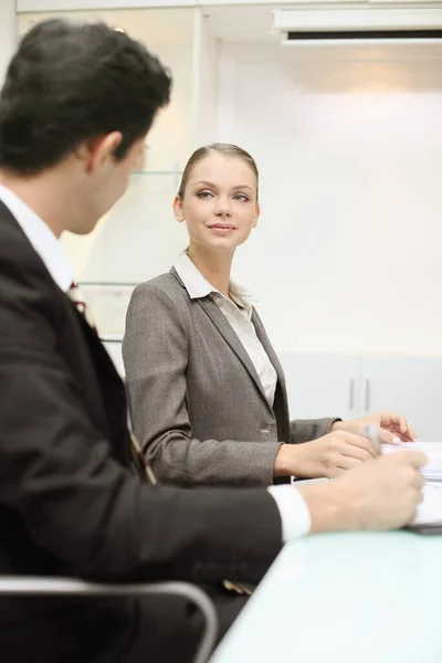 Biznesmen Businesswoman Sali Konferencyjnej — Zdjęcie stockowe