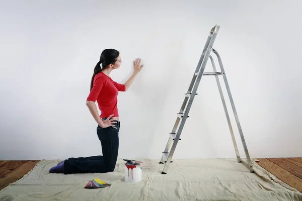 Mujer Revisando Una Pared Pintada — Foto de Stock