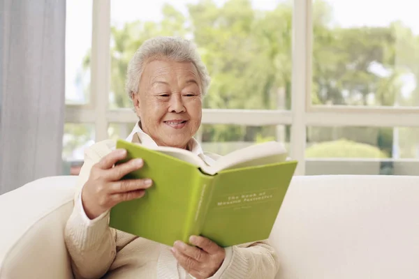 Oudere Vrouw Zit Bank Boek Lezen — Stockfoto