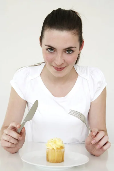 Vrouw Klaar Eten Haar Cupcake Rechtenvrije Stockfoto's