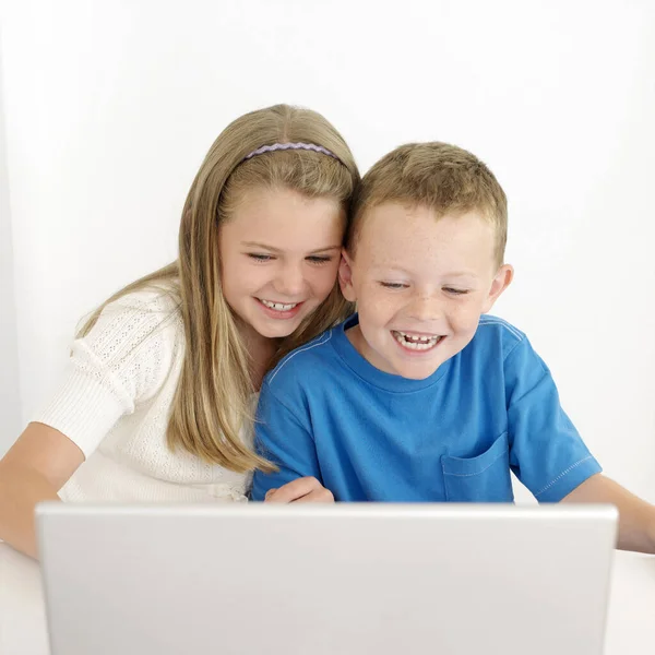 Junge Und Mädchen Lachen Während Sie Laptop Benutzen — Stockfoto