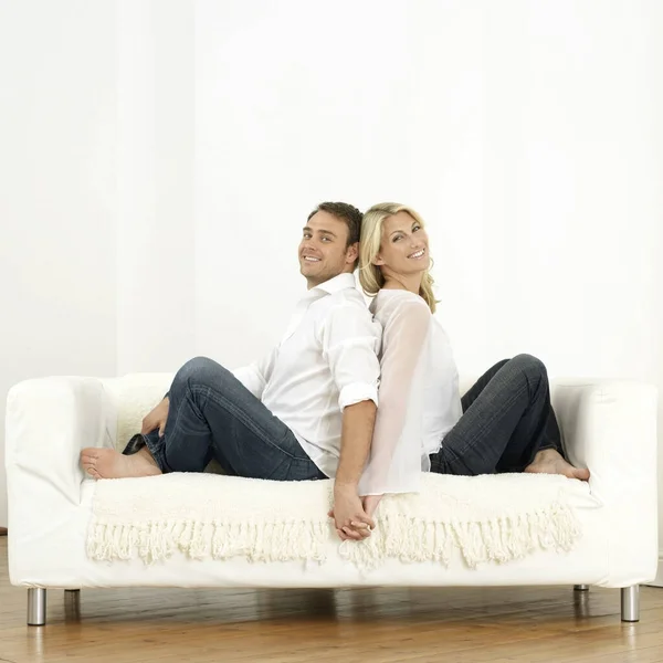 Man Woman Holding Hands While Sitting Couch — Stock Photo, Image