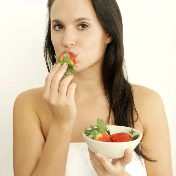 Vrouw Handdoek Die Aardbeien Eet Stockafbeelding