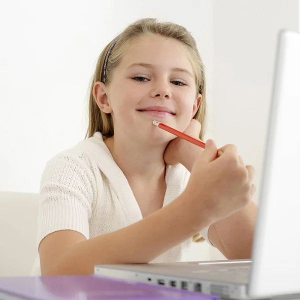 Girl Smiling Camera While Holding Pencil — Stock Photo, Image