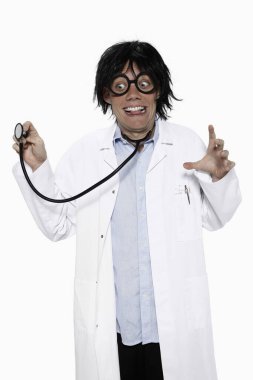 Steteskop kullanan laboratuvar önlüklü bir adam.