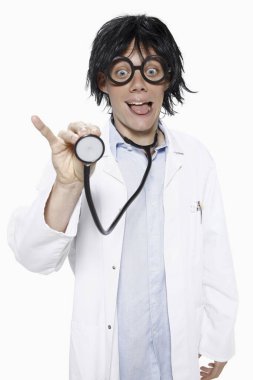 Steteskoplu laboratuvar önlüklü adam.