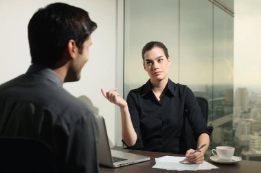 İş kadını bir adayla görüşüyor