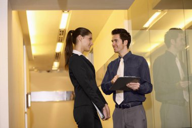 İş adamı ve iş kadını tartışıyorlar.