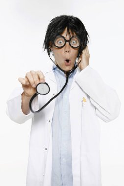 Steteskoplu laboratuvar önlüklü adam.