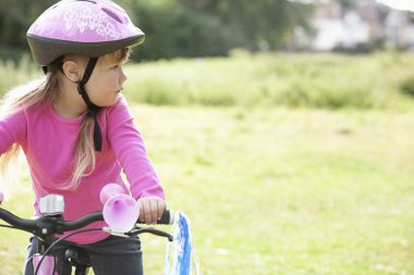 Bisiklette oturan kız.