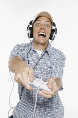 Elinde kontrolörle video oyunu oynayan bir adam.