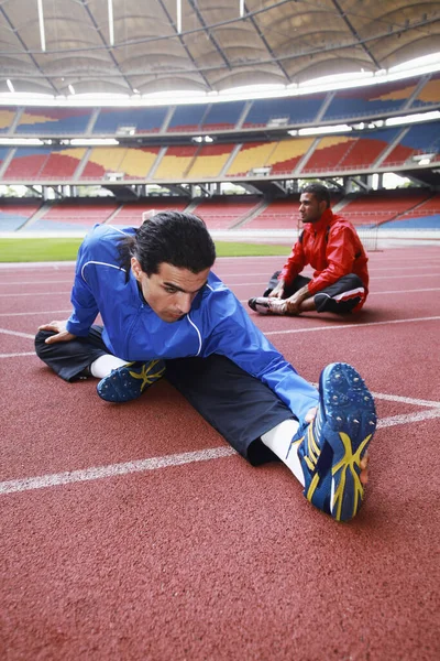 Atletas Calentándose Pista Atletismo — Foto de Stock