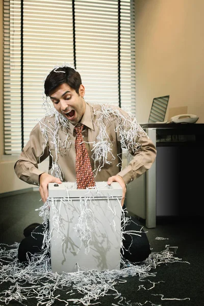 Biznesmen Krzyczy Podczas Gdy Jego Krawat Zostaje Złapany Niszczarce Papieru — Zdjęcie stockowe