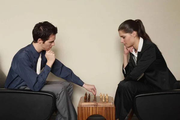 Empresario Mujer Negocios Jugando Ajedrez Juego — Foto de Stock