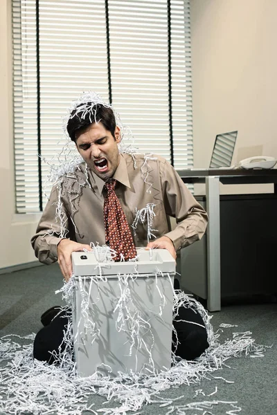 Üzletember Kiabál Miközben Nyakkendőjét Egy Iratmegsemmisítőbe Kapják — Stock Fotó