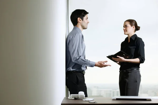 Geschäftsmann Und Geschäftsfrau Gespräch — Stockfoto