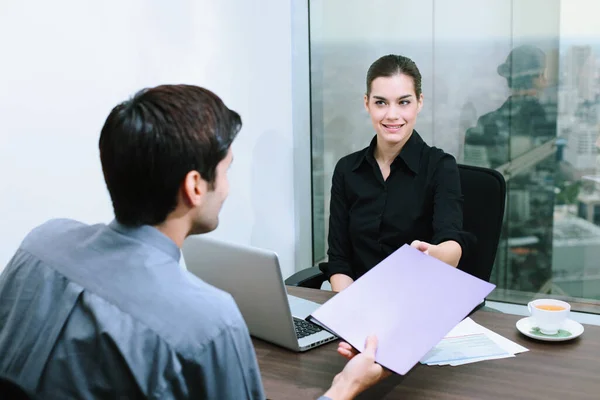 Geschäftsmann Übergibt Dokument Geschäftsfrau — Stockfoto