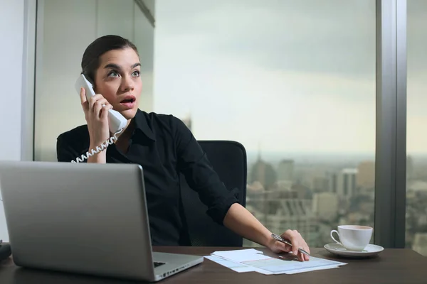 Podnikatelka Vypadá Šokovaně Když Mluví Telefonu — Stock fotografie