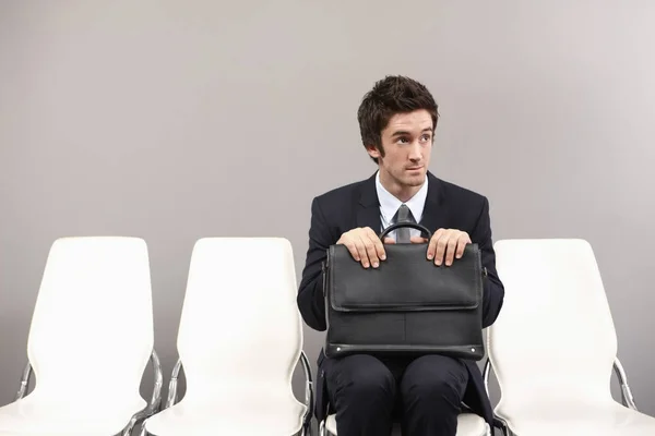 사업가가 의자에 앉아서 기다리고 — 스톡 사진