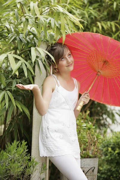 Ragazza Con Ombrello Rosso — Foto Stock