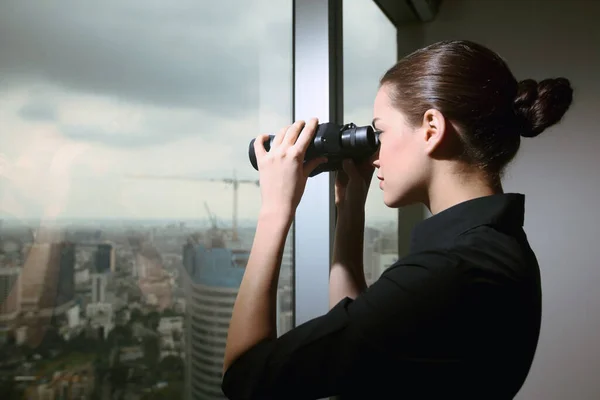 Mulher Negócios Olhando Através Binóculos — Fotografia de Stock